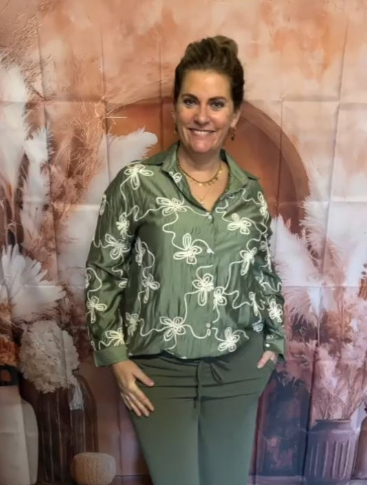 Yara; Bewerkte dames blouse met lange mouwen - Army groen | Confident Neutrals collectie
