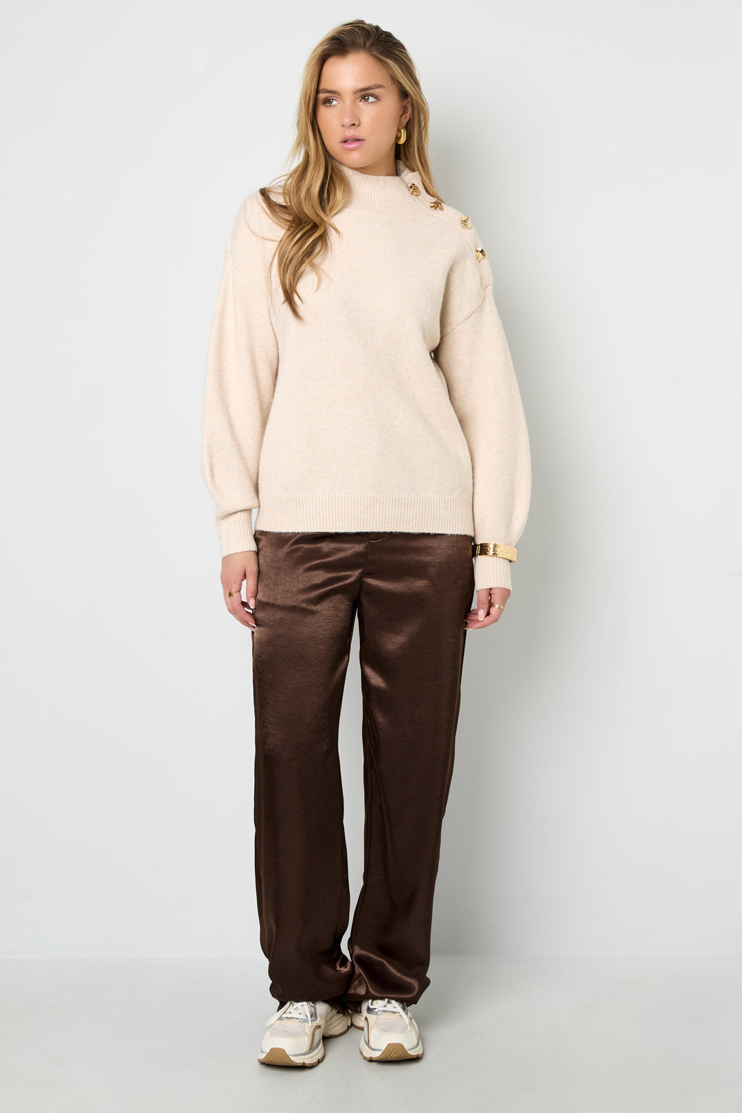 Sweater with buttons on the shoulder