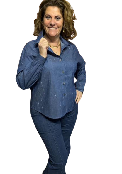 Donkerblauwe jeans blouse dames – stoer en vrouwelijk