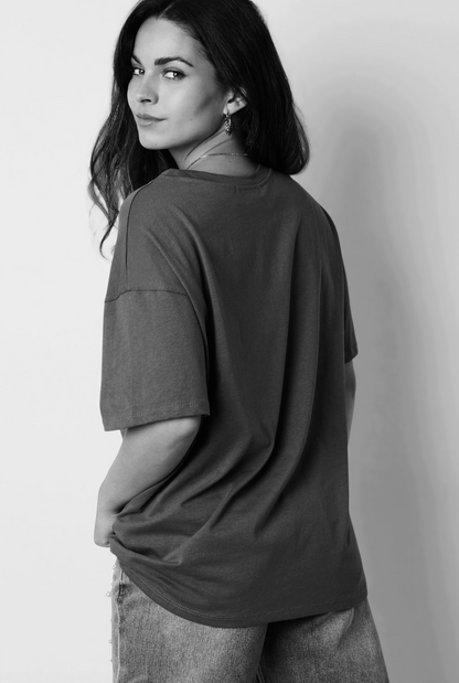 Gimme grijs dames t-shirt met witte opdruk tekst; 'Mon cheri' - Grijs/Wit | Tee Time collectie