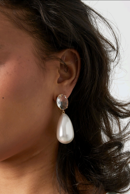 Witte statement oorbellen met pareldruppel en gouden details – classy en trendy tegelijk 
