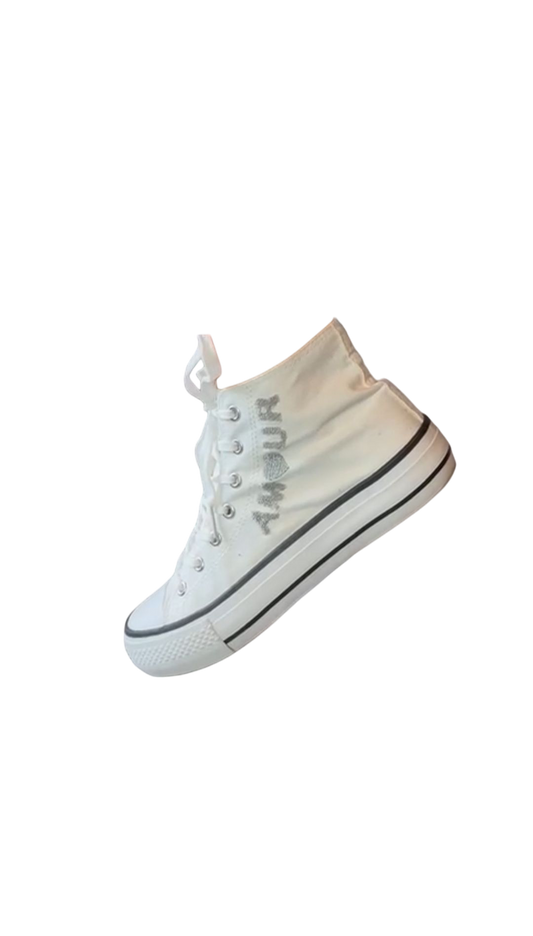 Hoge witte sneakers (Converse model) met grijze Teddy print; "Amour"