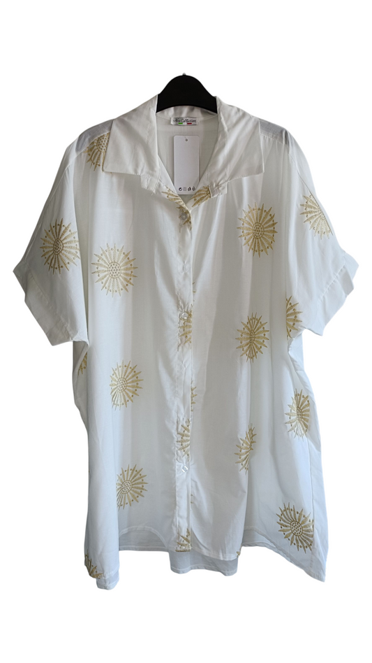 Lange damesblouse grote maat met geborduurde zonnetjes - Wit (Maat 42 t/m 52) | Jeans & Chic collectie
