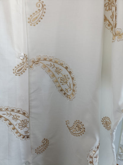Lange damesblouse grote maat met geborduurde palmtakken - Wit (Maat 42 t/m 52) | Jeans & Chic collectie