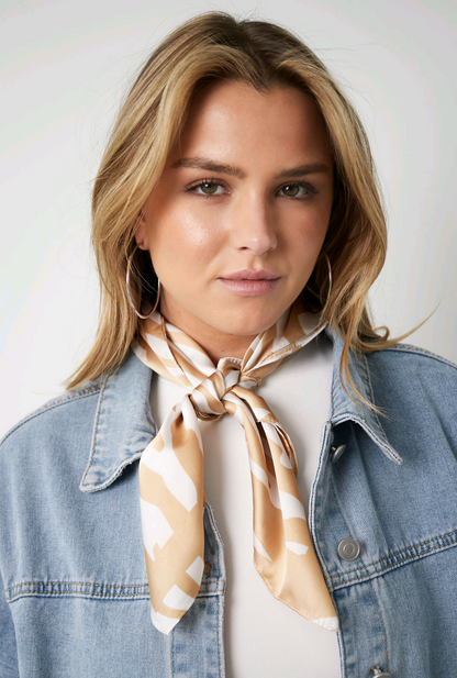 Nek sjaaltje voor dames/neksjaaltje beige zebra print op model. Stijltip.
