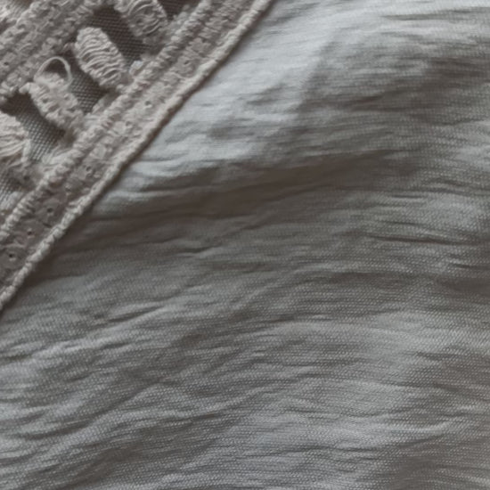Subtiele dames top grote maat met broderie halslijn (video)