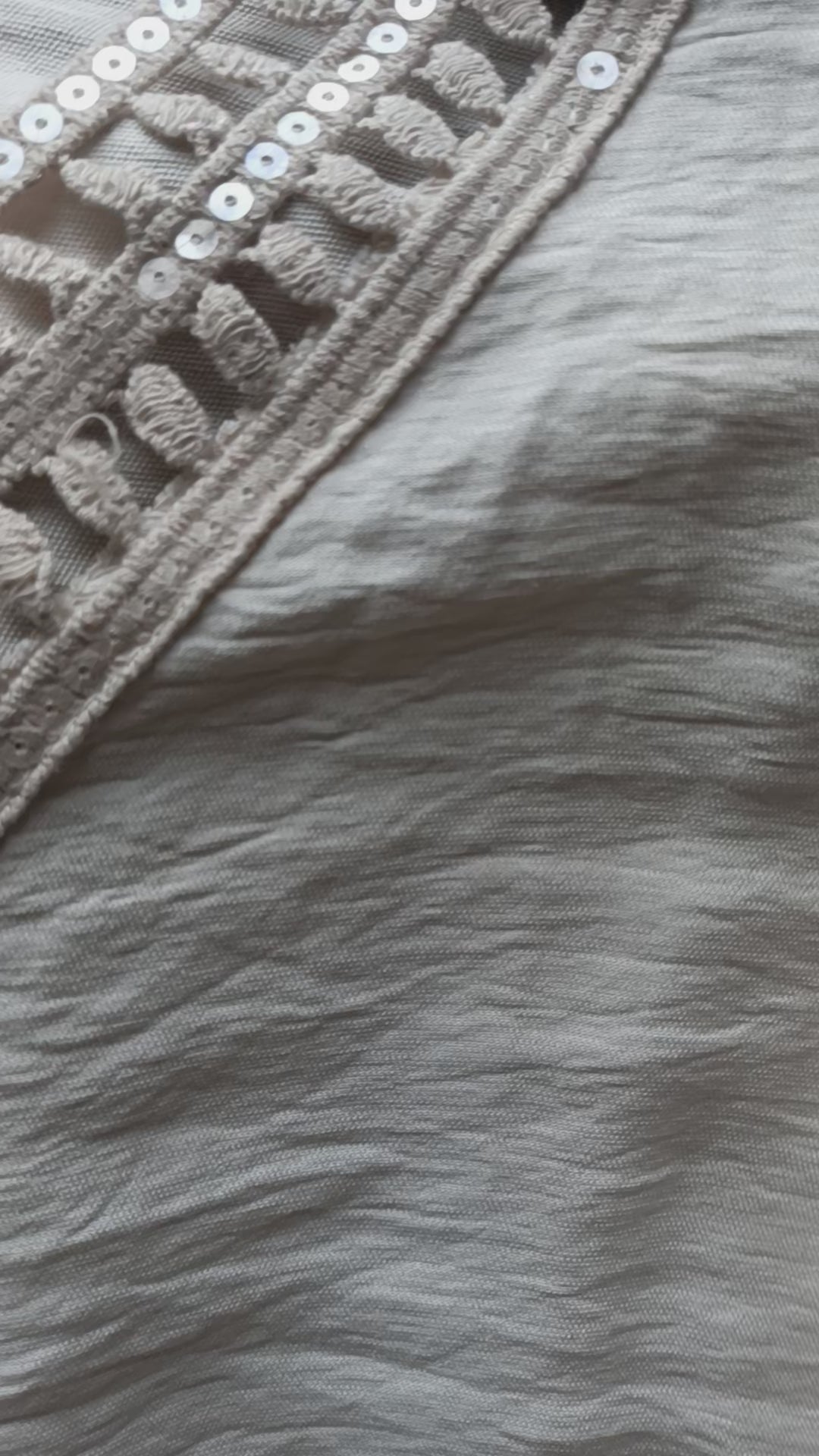 Subtiele dames top grote maat met broderie halslijn (video)