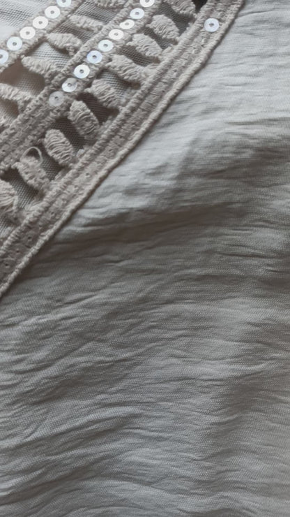Subtiele dames top grote maat met broderie halslijn (video)