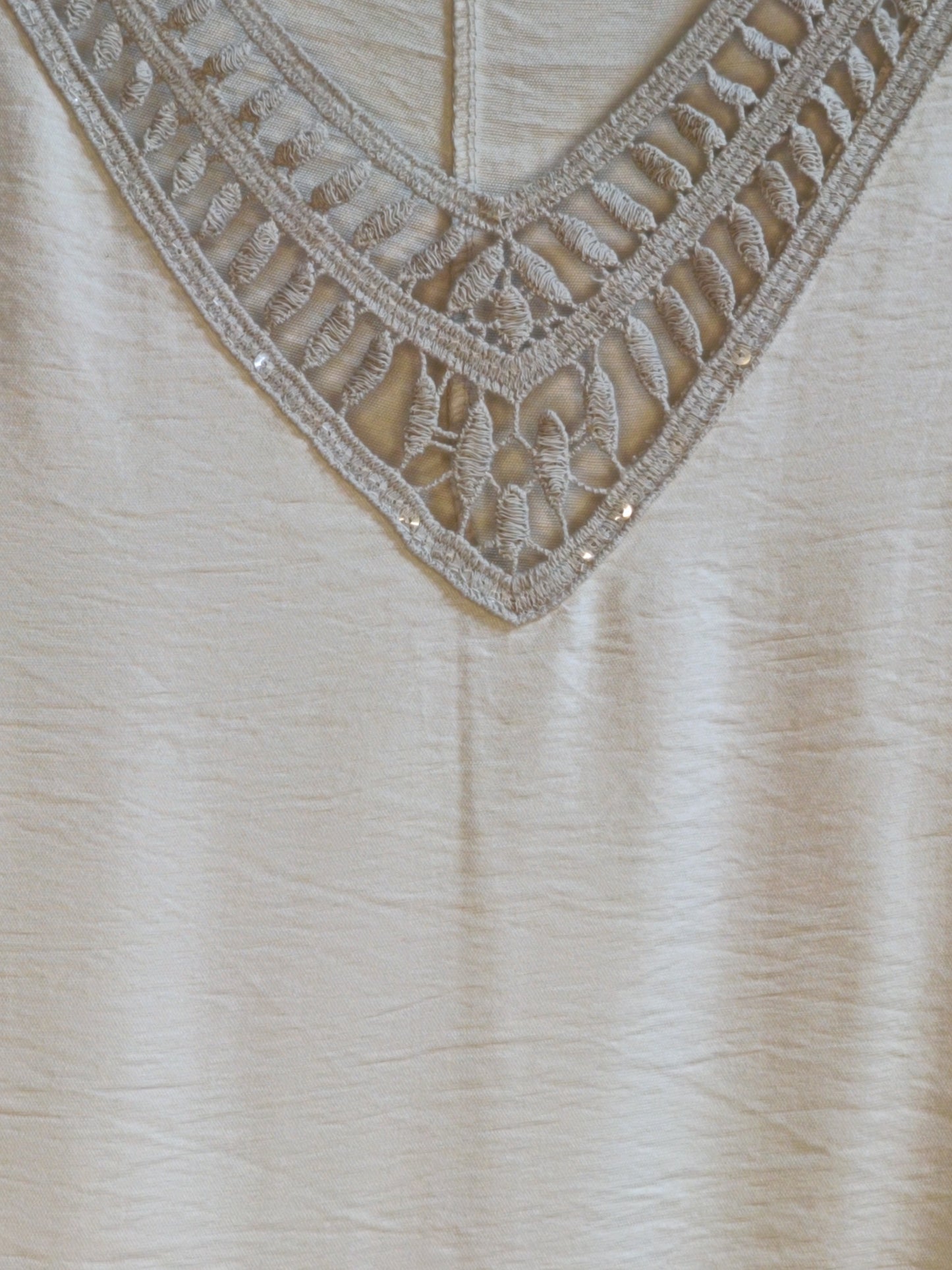 Top grote maat beige – broderie en lovertjes detail