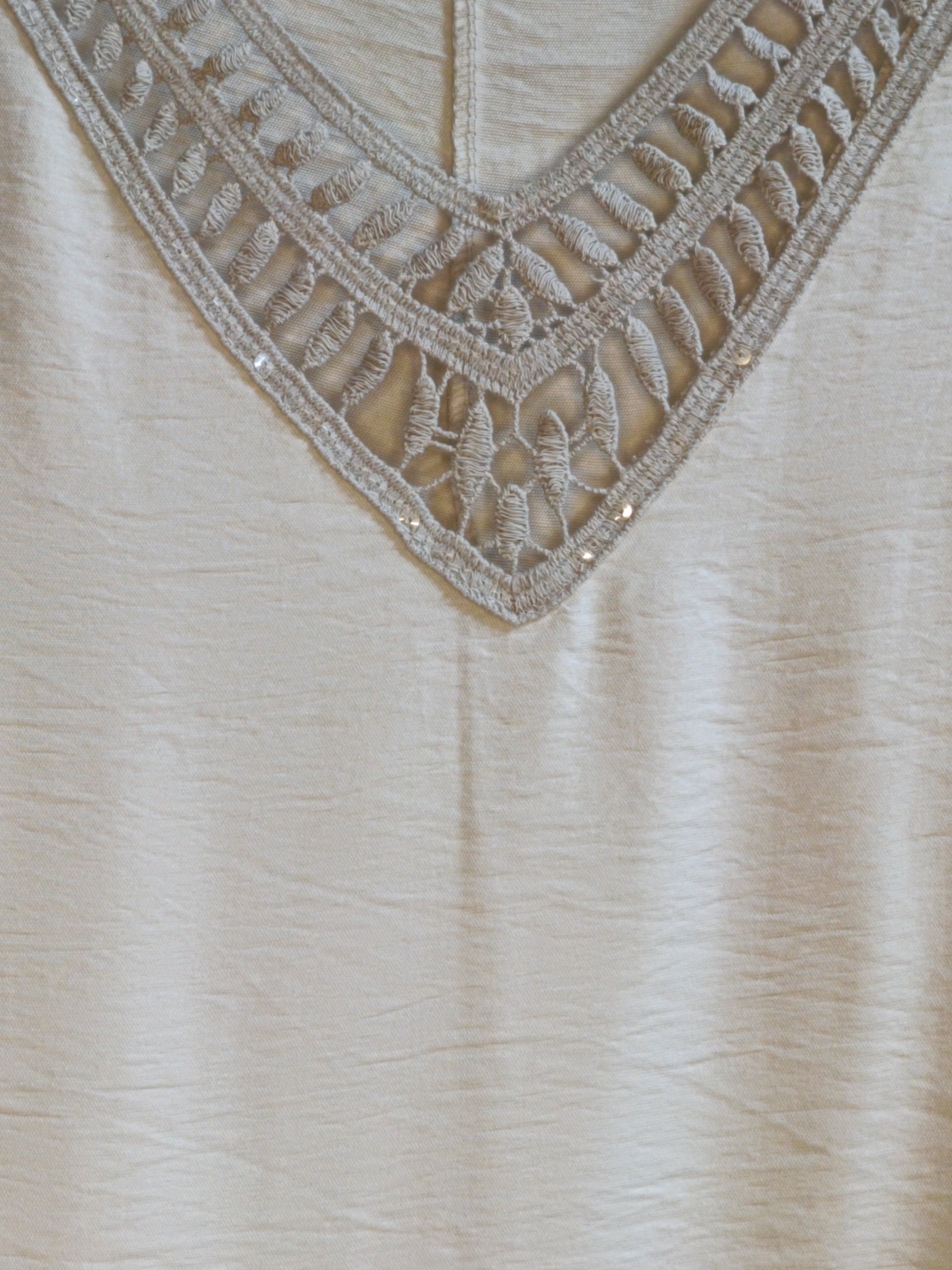 Top grote maat beige – broderie en lovertjes detail