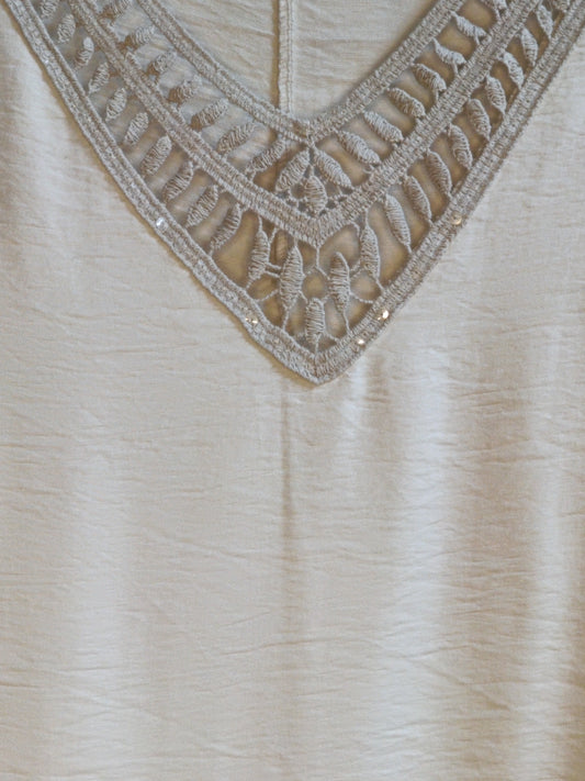 Top grote maat beige – broderie en lovertjes detail